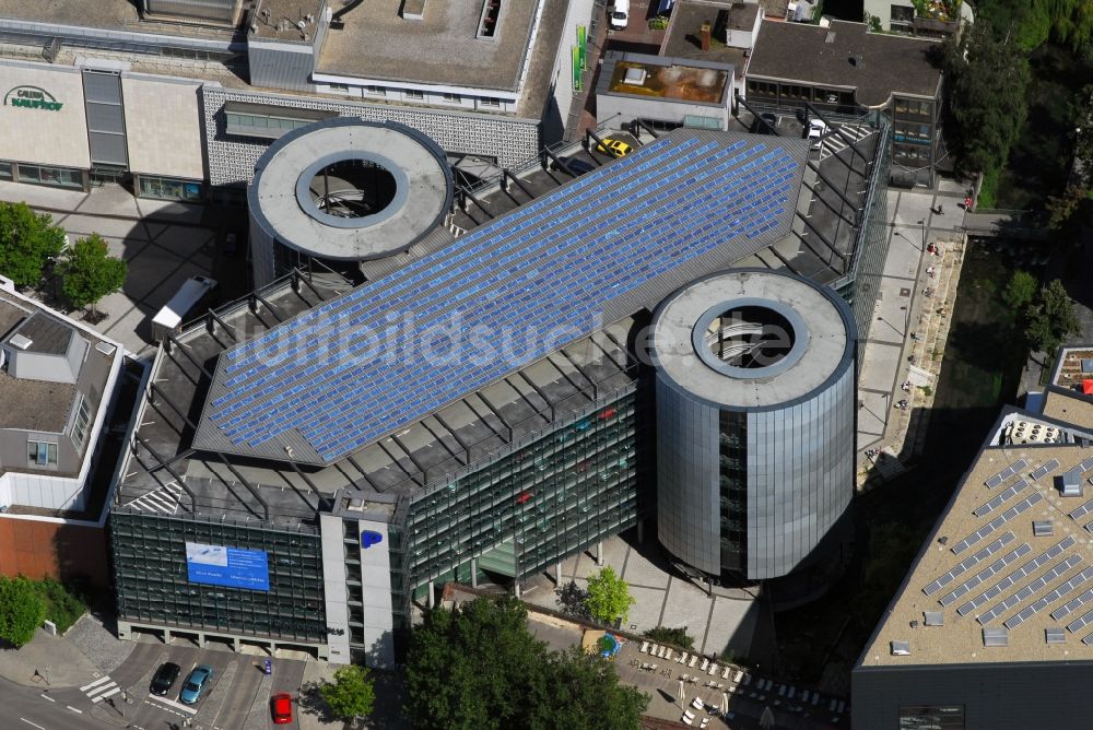 Luftbild Ulm - Parkdeck auf dem Gebäude des Parkhauses Parkhaus Deutschhaus in Ulm im Bundesland Baden-Württemberg, Deutschland