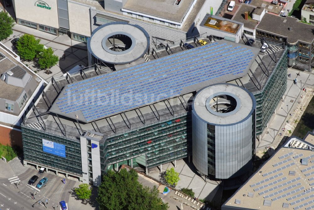 Luftaufnahme Ulm - Parkdeck auf dem Gebäude des Parkhauses Parkhaus Deutschhaus in Ulm im Bundesland Baden-Württemberg, Deutschland