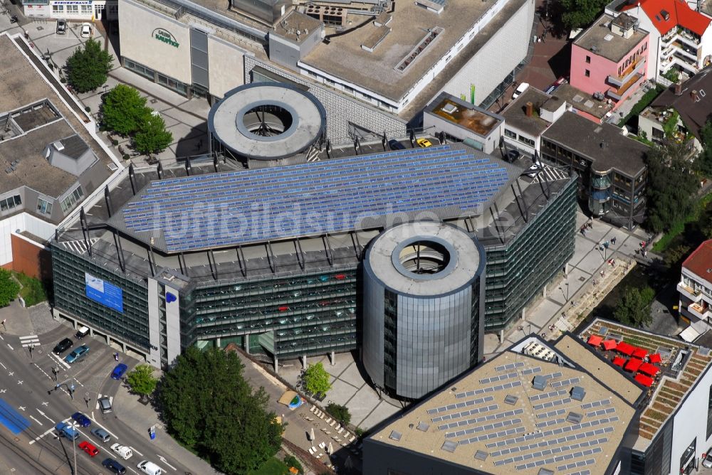 Ulm von oben - Parkdeck auf dem Gebäude des Parkhauses Parkhaus Deutschhaus in Ulm im Bundesland Baden-Württemberg, Deutschland