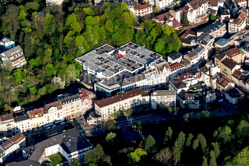 Baden-Baden aus der Vogelperspektive: Parkdeck auf dem Gebäude des Parkhauses Post und Verkaufcenter in Baden-Baden im Bundesland Baden-Württemberg, Deutschland