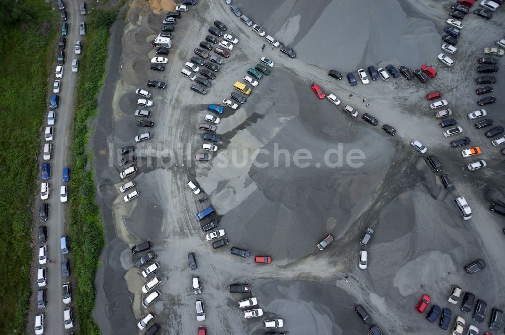 Luftaufnahme Bad Harzburg - Parkende Autos auf dem Gelände eines Steinbruchs in Bad Harzburg in Niedersachsen