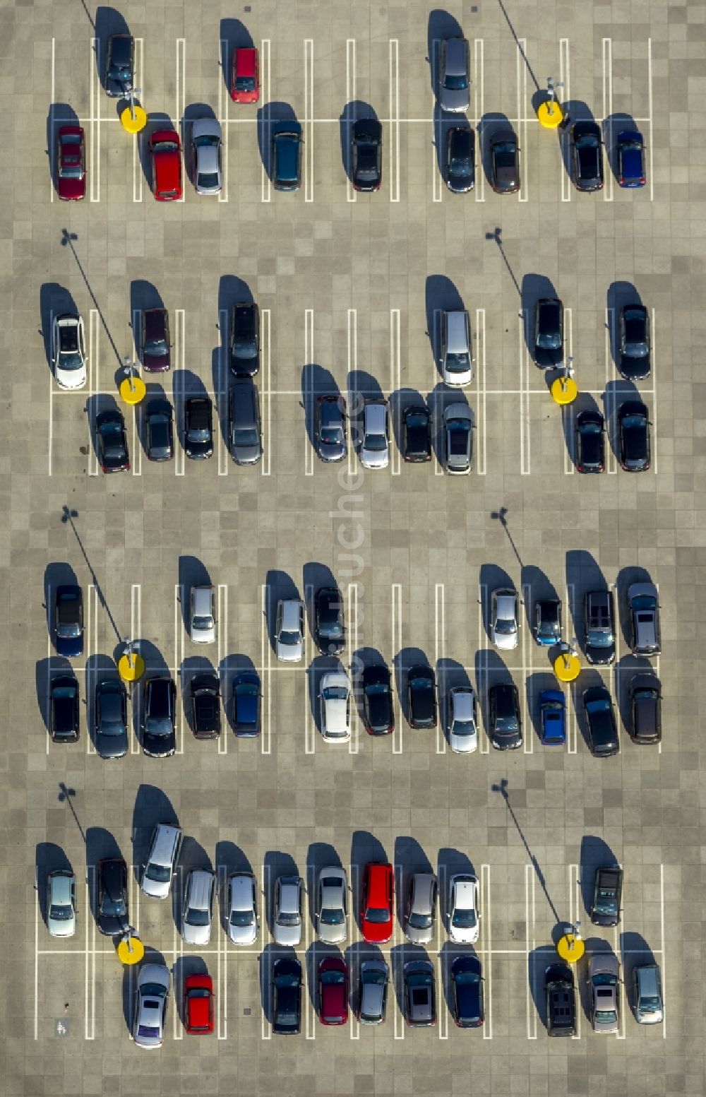 Herdecke aus der Vogelperspektive: Parkende Autos vor dem Quartier Ruhraue in Herdecke im Ruhrgebiet im Bundesland Nordrhein-Westfalen