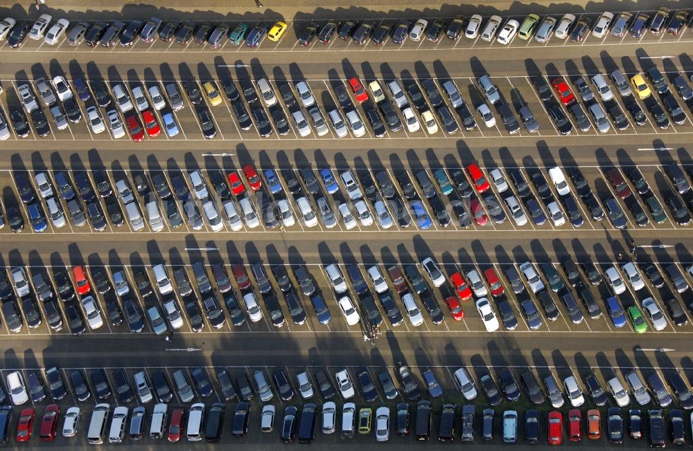 Bottrop aus der Vogelperspektive: Parkende Autos in Reih und Glied auf dem Parkplatz des Movie Park in Bottrop - Kirchhellen im Bundesland Nordrhein-Westfalen