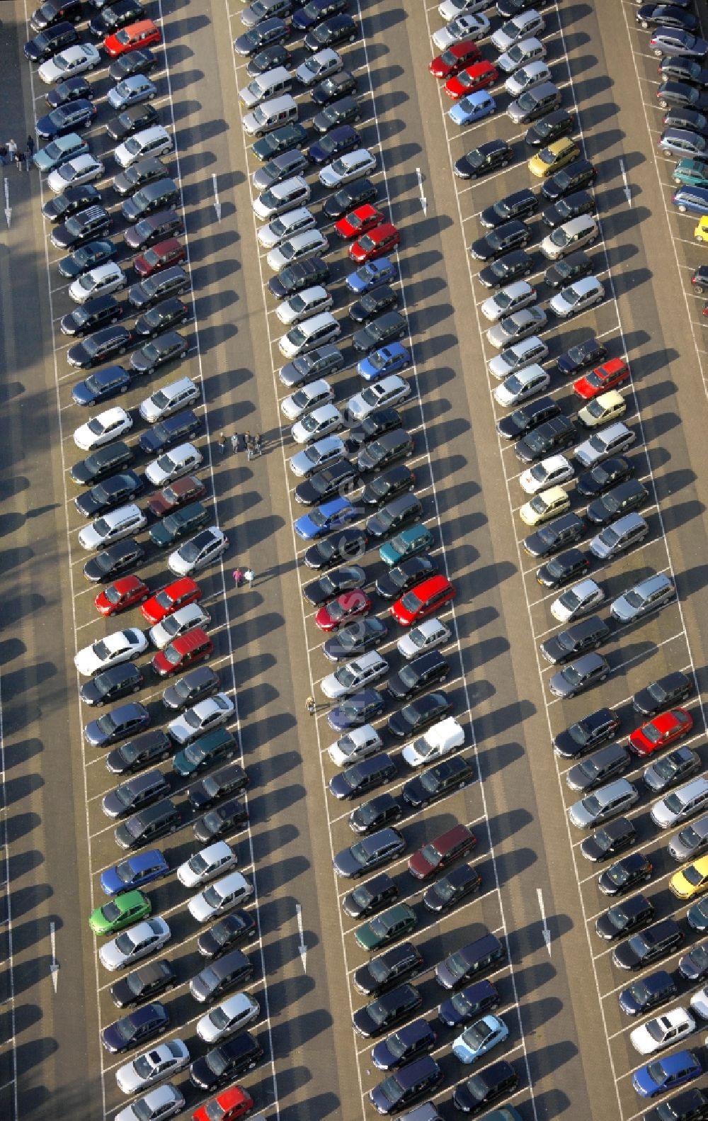 Luftaufnahme Bottrop - Parkende Autos in Reih und Glied auf dem Parkplatz des Movie Park in Bottrop - Kirchhellen im Bundesland Nordrhein-Westfalen