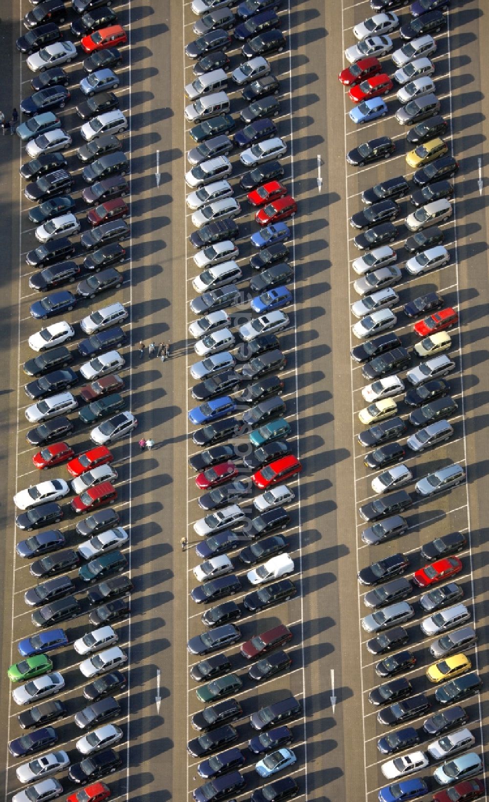 Bottrop von oben - Parkende Autos in Reih und Glied auf dem Parkplatz des Movie Park in Bottrop - Kirchhellen im Bundesland Nordrhein-Westfalen