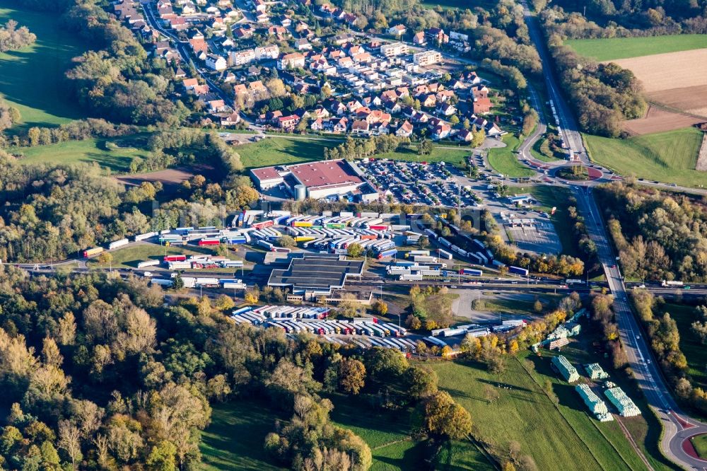 Luftbild Scheibenhard - Parkende LKW an Autobahn-A35-Mautstation mit Bundespolizeirevier Bienwaldam (ehemals Deutch Französicher Zoll-Grenzübergang Lauterbourg) in Scheibenhard in Grand Est, Frankreich