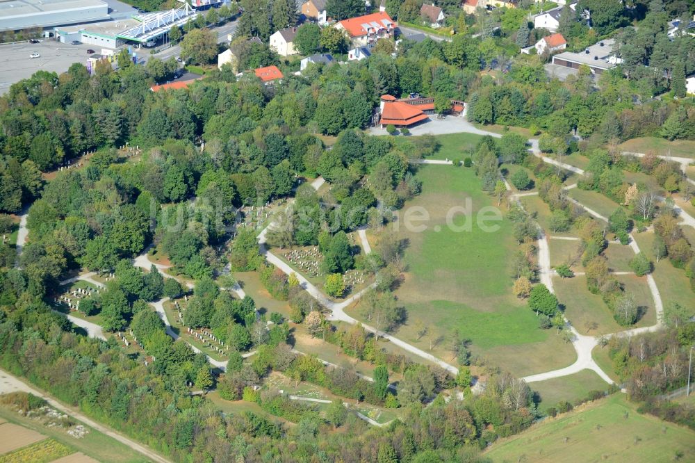 Ottobrunn aus der Vogelperspektive: Parkfriedhof in Ottobrunn im Bundesland Bayern