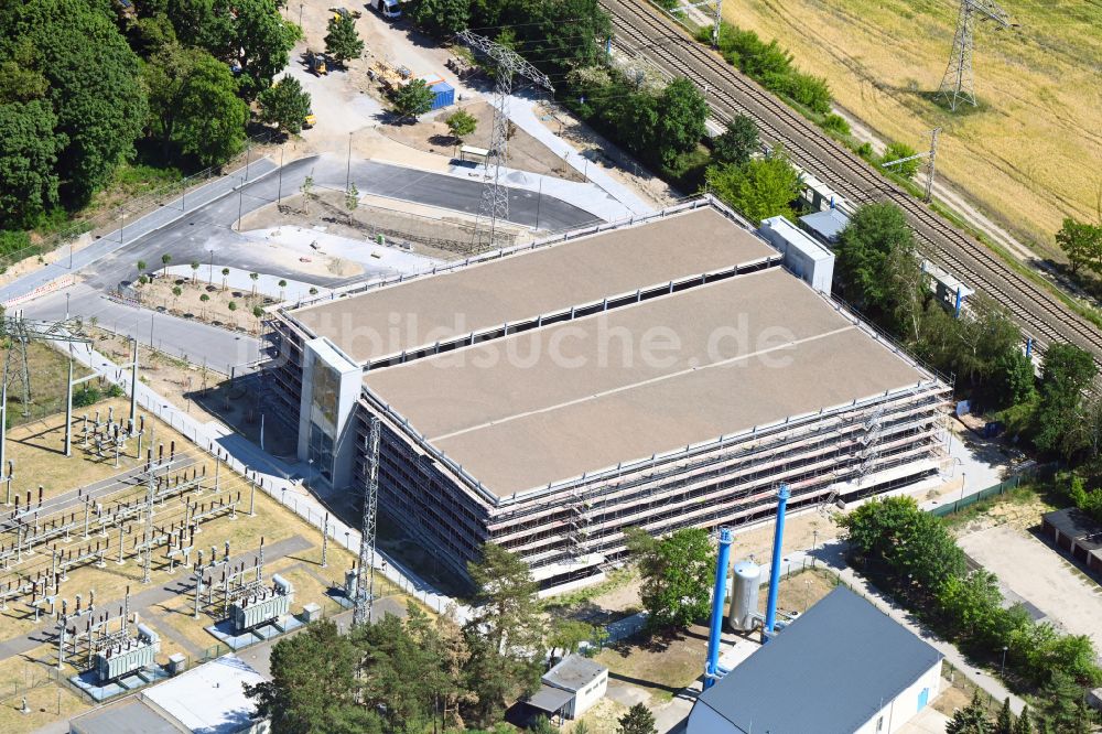 Luftaufnahme Bernau - Parkhaus vor dem S-Bahnhof im Ortsteil Friedenstal in Bernau im Bundesland Brandenburg, Deutschland