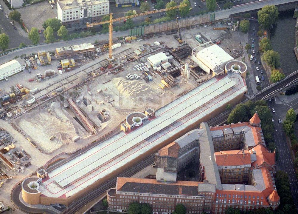 Berlin - Kreuzberg von oben - Parkhaus am Halleschen Ufer / Nähe Potsdamer Platz auf dem Gelände der BAULOG in Berlin - Kreuzberg.