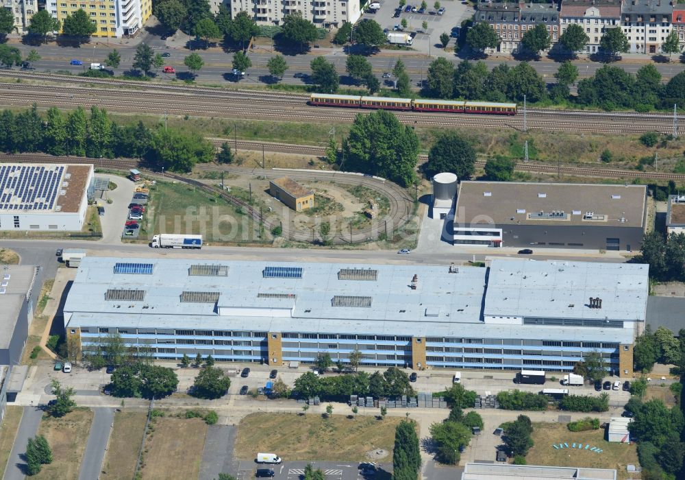 Luftbild Berlin - Parkhaus und Lager - Halle auf dem Gelände des Studio Berlin - Adlershof