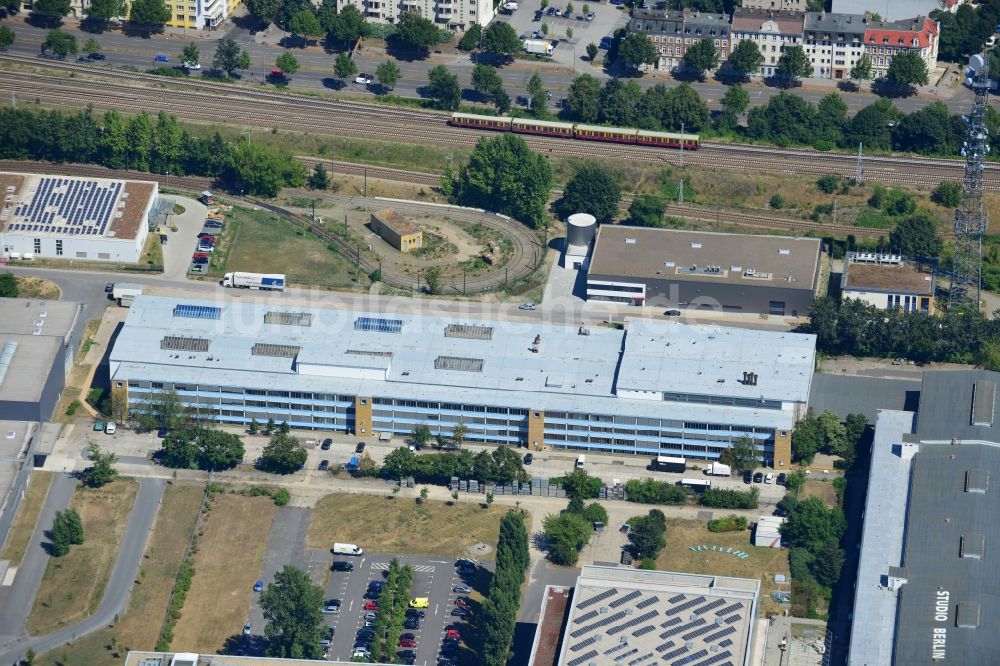 Luftaufnahme Berlin - Parkhaus und Lager - Halle auf dem Gelände des Studio Berlin - Adlershof