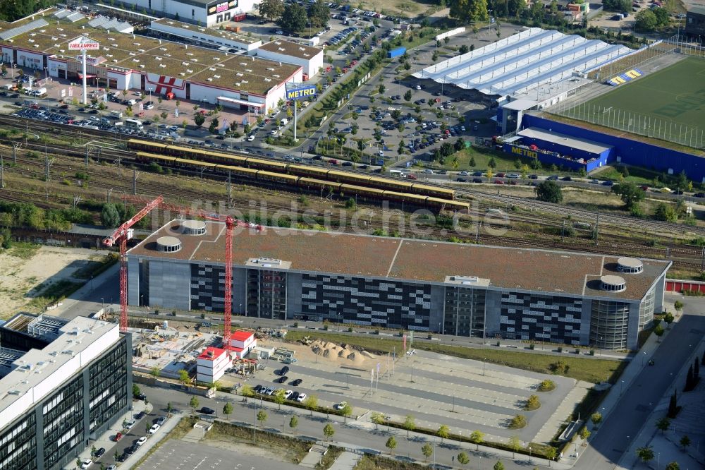 Luftaufnahme Berlin OT Friedrichshain - Parkhaus im Ortsteil Friedrichshain in Berlin