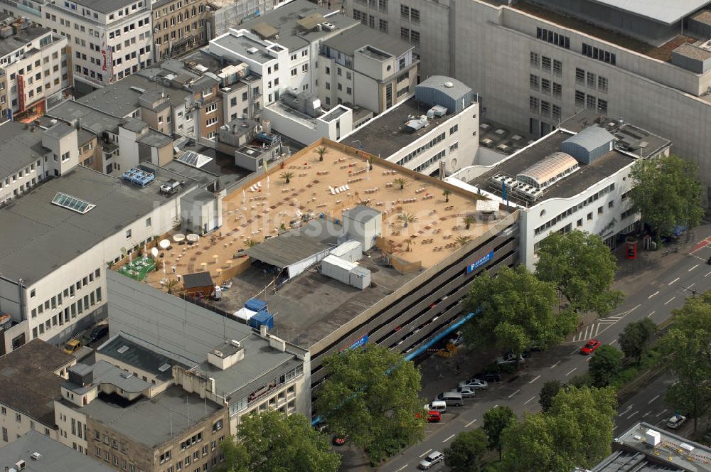 Köln aus der Vogelperspektive: Parkhaus Schildergasse mit Strandbar Sky Beach