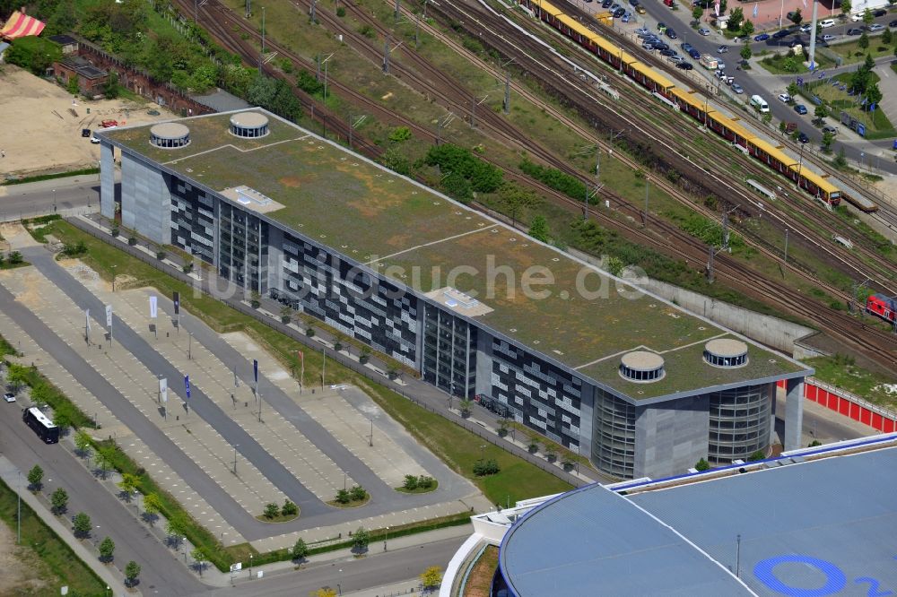 Berlin von oben - Parkhaus an der O2 World Berlin im Stadtbezirk Friedrichshain von Berlin