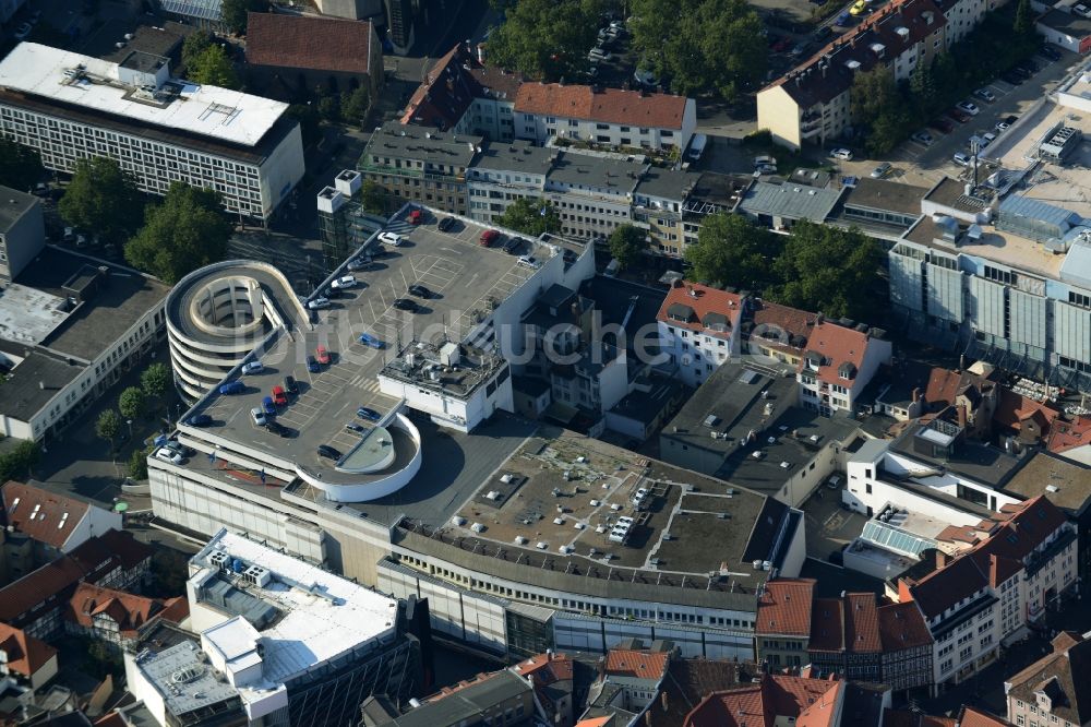 Braunschweig aus der Vogelperspektive: Parkhauses des Karstadt Einkaufszentrums an der Schuhstraße in Braunschweig im Bundesland Niedersachsen