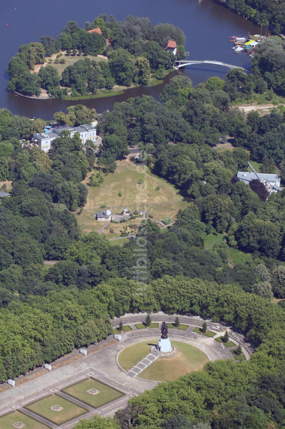 Luftaufnahme Berlin Treptow - Parklandschaft in Berlin - Treptow