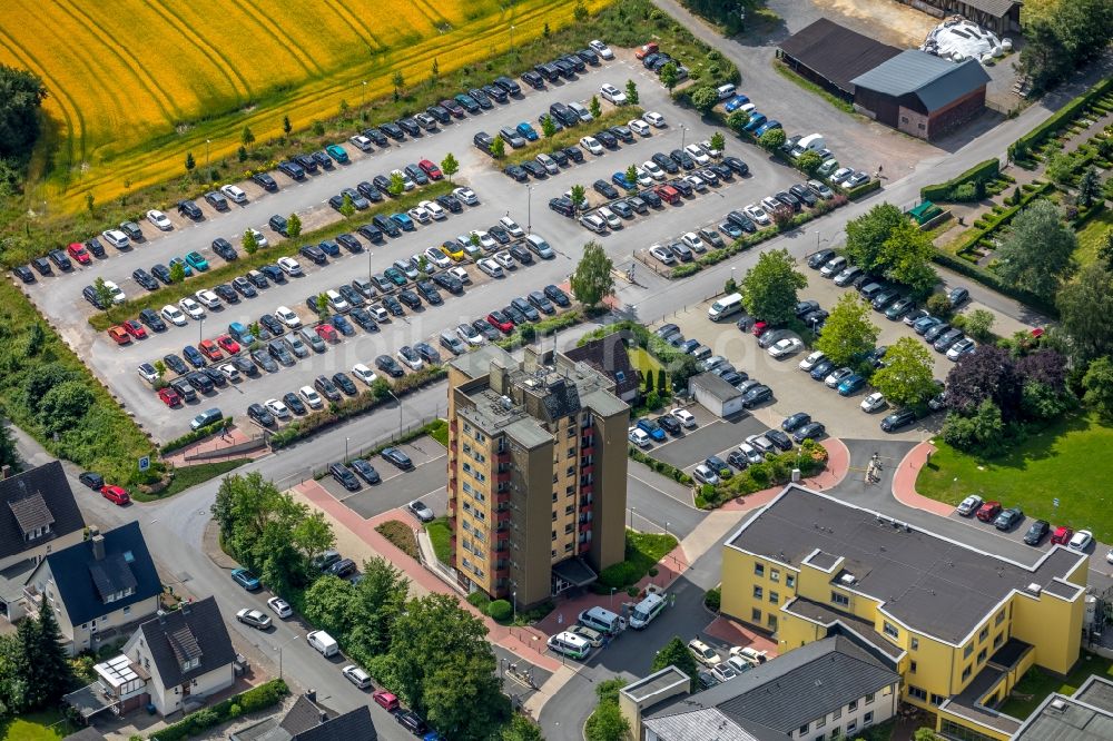 Arnsberg aus der Vogelperspektive: Parkplatz und Abstellfläche für Automobile in Arnsberg im Bundesland Nordrhein-Westfalen, Deutschland