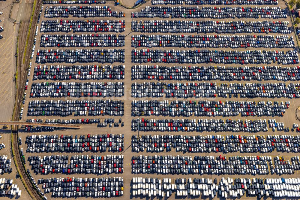 Duisburg von oben - Parkplatz und Abstellfläche für Automobile der BLG AutoTerminal Deutschland GmbH & Co KG in Duisburg im Bundesland Nordrhein-Westfalen, Deutschland