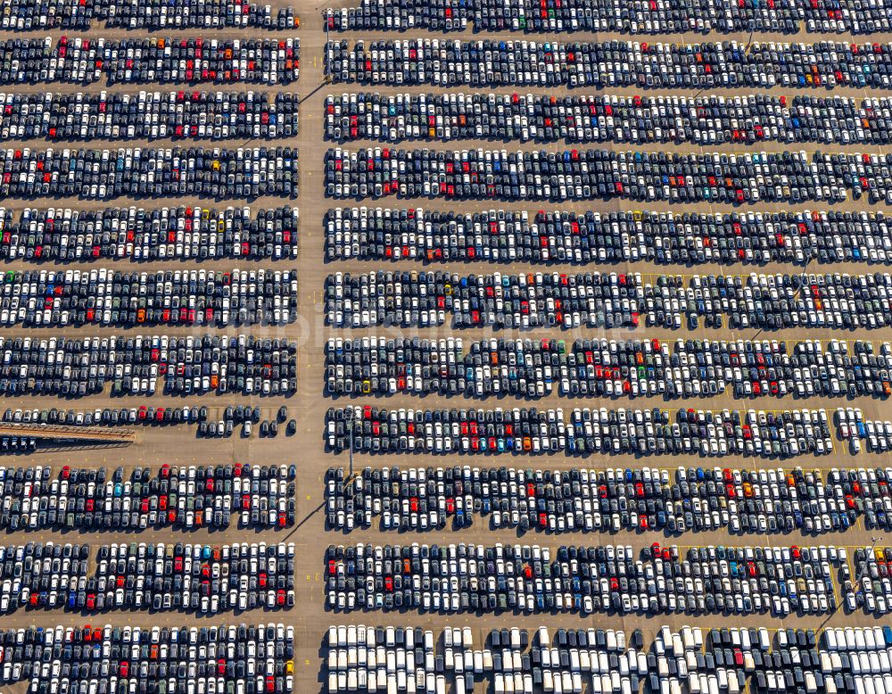 Duisburg aus der Vogelperspektive: Parkplatz und Abstellfläche für Automobile der BLG AutoTerminal Deutschland GmbH & Co KG in Duisburg im Bundesland Nordrhein-Westfalen, Deutschland