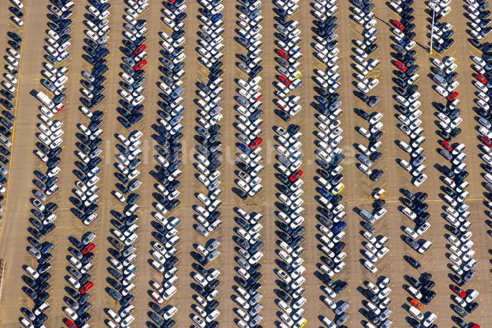 Luftaufnahme Duisburg - Parkplatz und Abstellfläche für Automobile der BLG AutoTerminal Deutschland GmbH & Co KG in Duisburg im Bundesland Nordrhein-Westfalen, Deutschland