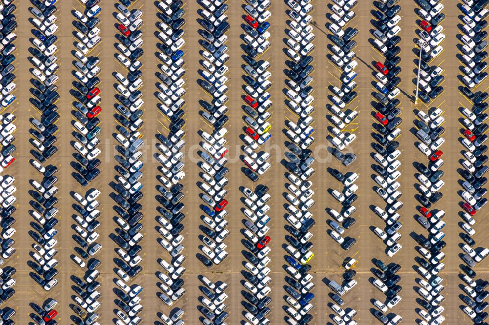 Duisburg von oben - Parkplatz und Abstellfläche für Automobile der BLG AutoTerminal Deutschland GmbH & Co KG in Duisburg im Bundesland Nordrhein-Westfalen, Deutschland