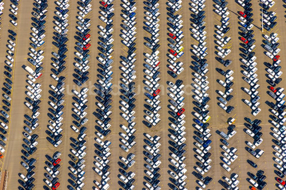 Duisburg aus der Vogelperspektive: Parkplatz und Abstellfläche für Automobile der BLG AutoTerminal Deutschland GmbH & Co KG in Duisburg im Bundesland Nordrhein-Westfalen, Deutschland