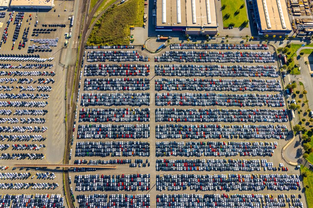 Luftaufnahme Duisburg - Parkplatz und Abstellfläche für Automobile der BLG AutoTerminal Deutschland GmbH & Co KG in Duisburg im Bundesland Nordrhein-Westfalen, Deutschland