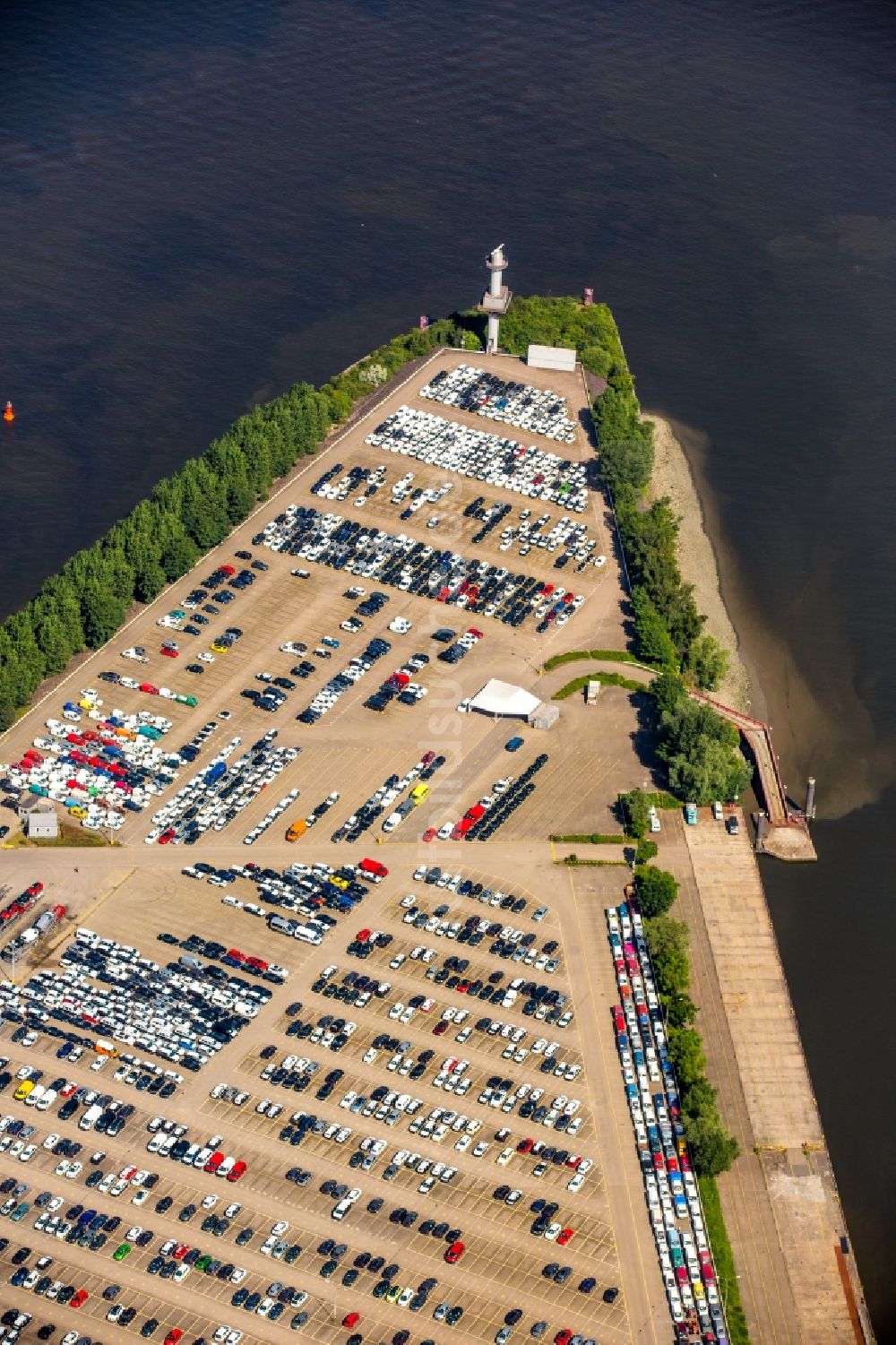 Luftaufnahme Hamburg - Parkplatz und Abstellfläche für Automobile des BLG Autoterminals Hamburg GmbH & Co. in Hamburg