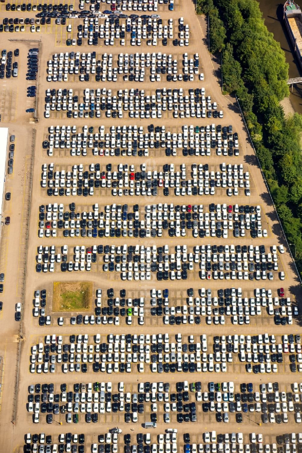 Hamburg aus der Vogelperspektive: Parkplatz und Abstellfläche für Automobile des BLG Autoterminals Hamburg GmbH & Co. in Hamburg