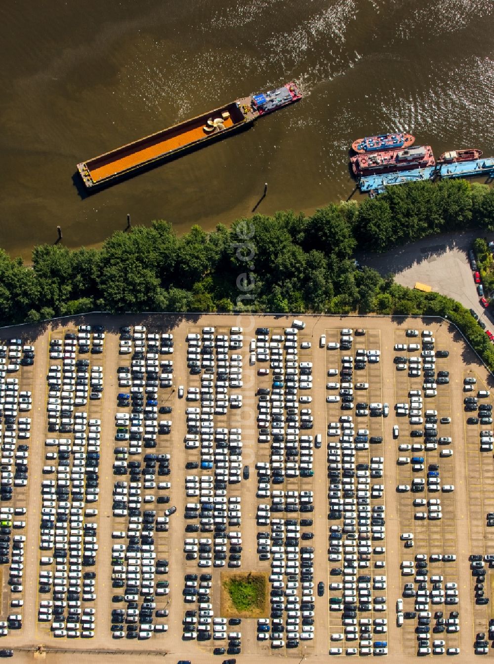 Luftbild Hamburg - Parkplatz und Abstellfläche für Automobile des BLG Autoterminals Hamburg GmbH & Co. in Hamburg