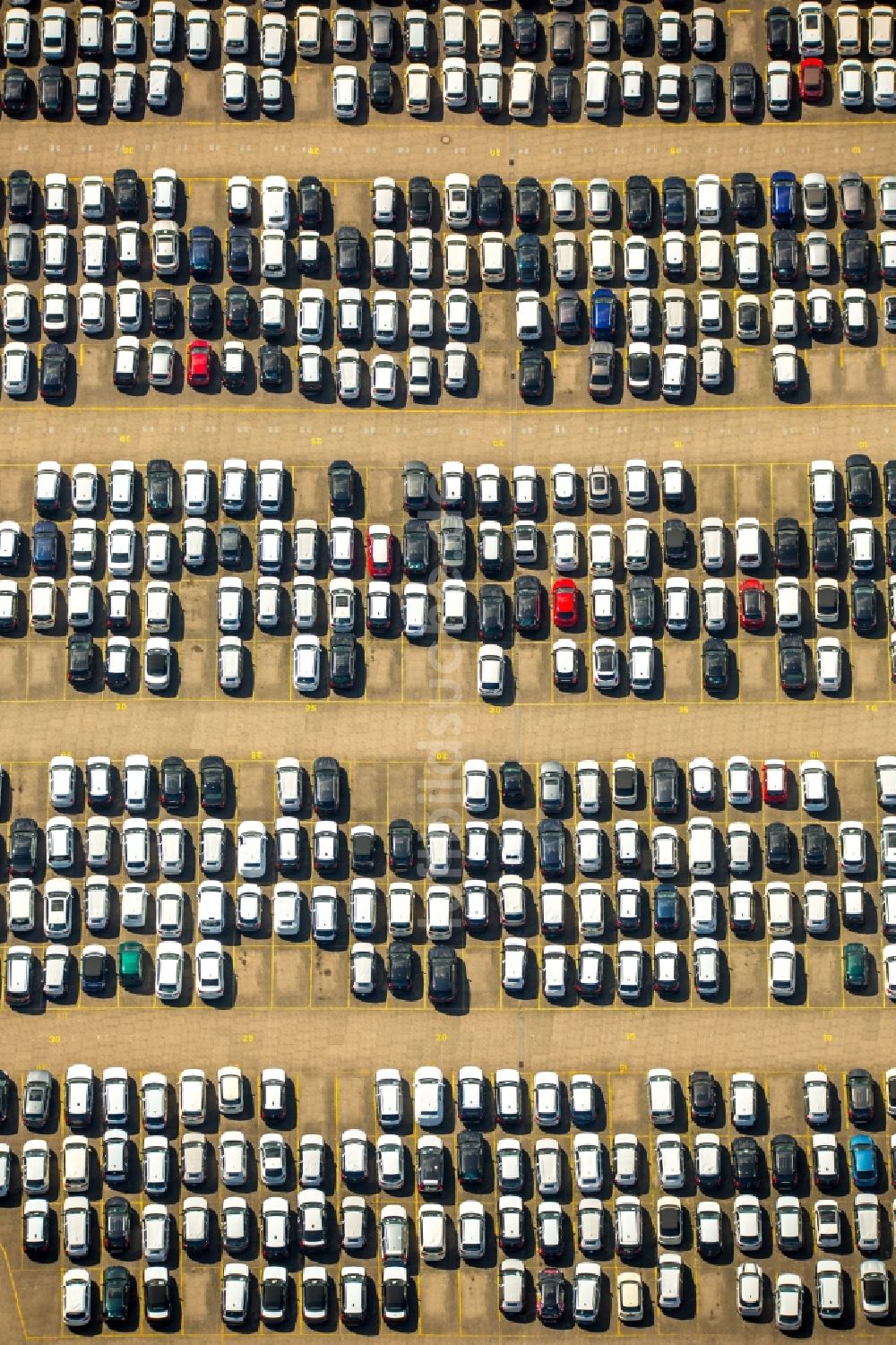 Luftaufnahme Hamburg - Parkplatz und Abstellfläche für Automobile des BLG Autoterminals Hamburg GmbH & Co. in Hamburg