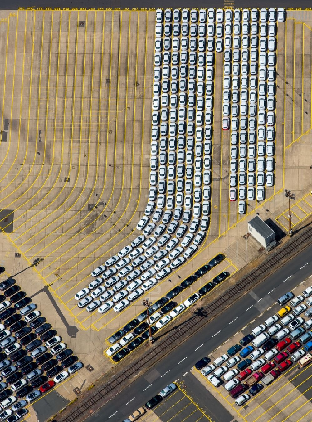 Hamburg aus der Vogelperspektive: Parkplatz und Abstellfläche für Automobile des BLG Autoterminals Hamburg GmbH & Co. in Hamburg