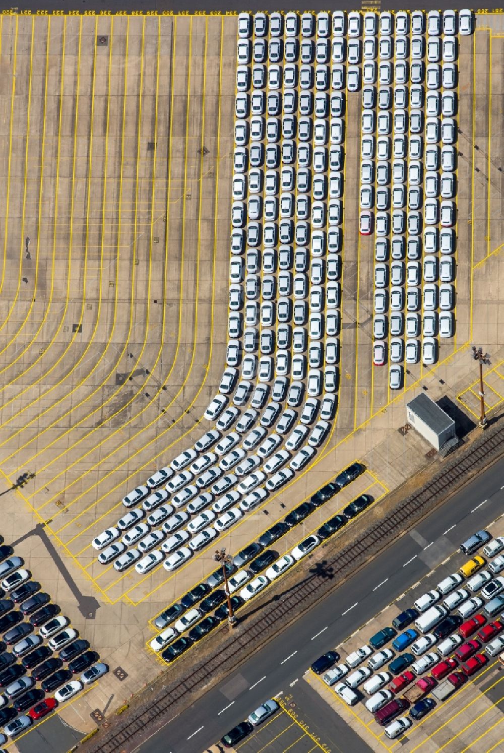 Luftbild Hamburg - Parkplatz und Abstellfläche für Automobile des BLG Autoterminals Hamburg GmbH & Co. in Hamburg