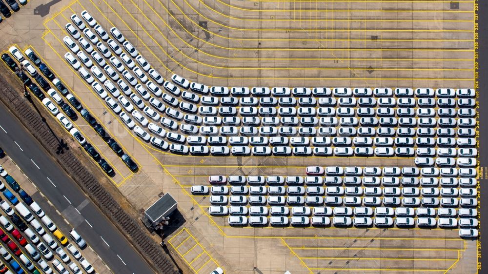 Hamburg von oben - Parkplatz und Abstellfläche für Automobile des BLG Autoterminals Hamburg GmbH & Co. in Hamburg