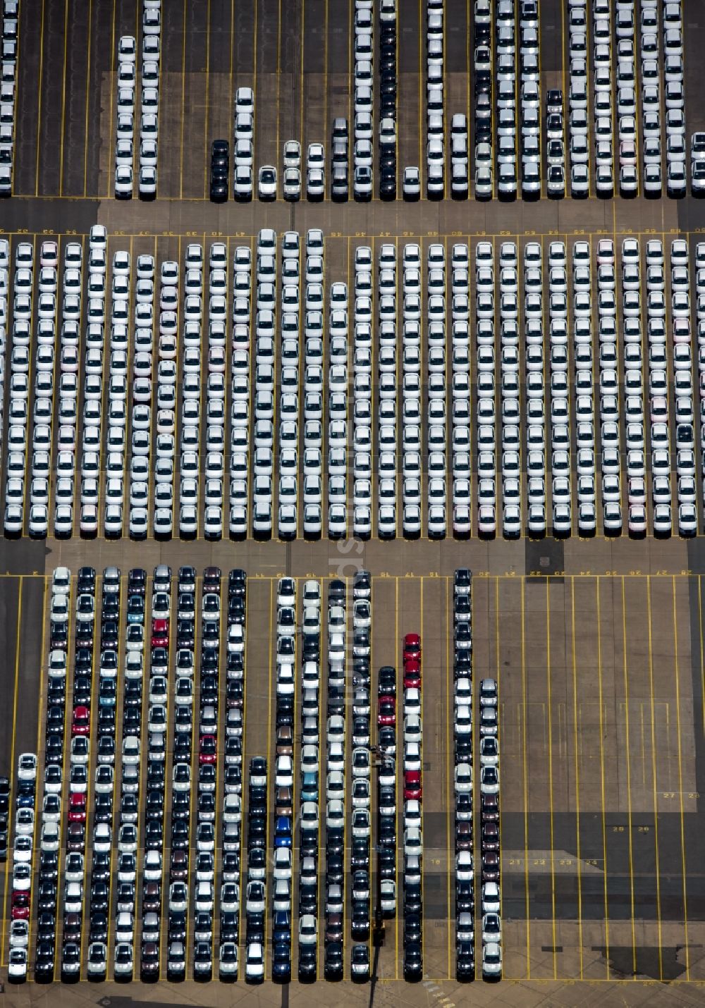 Hamburg aus der Vogelperspektive: Parkplatz und Abstellfläche für Automobile des BLG Autoterminals Hamburg GmbH & Co. in Hamburg