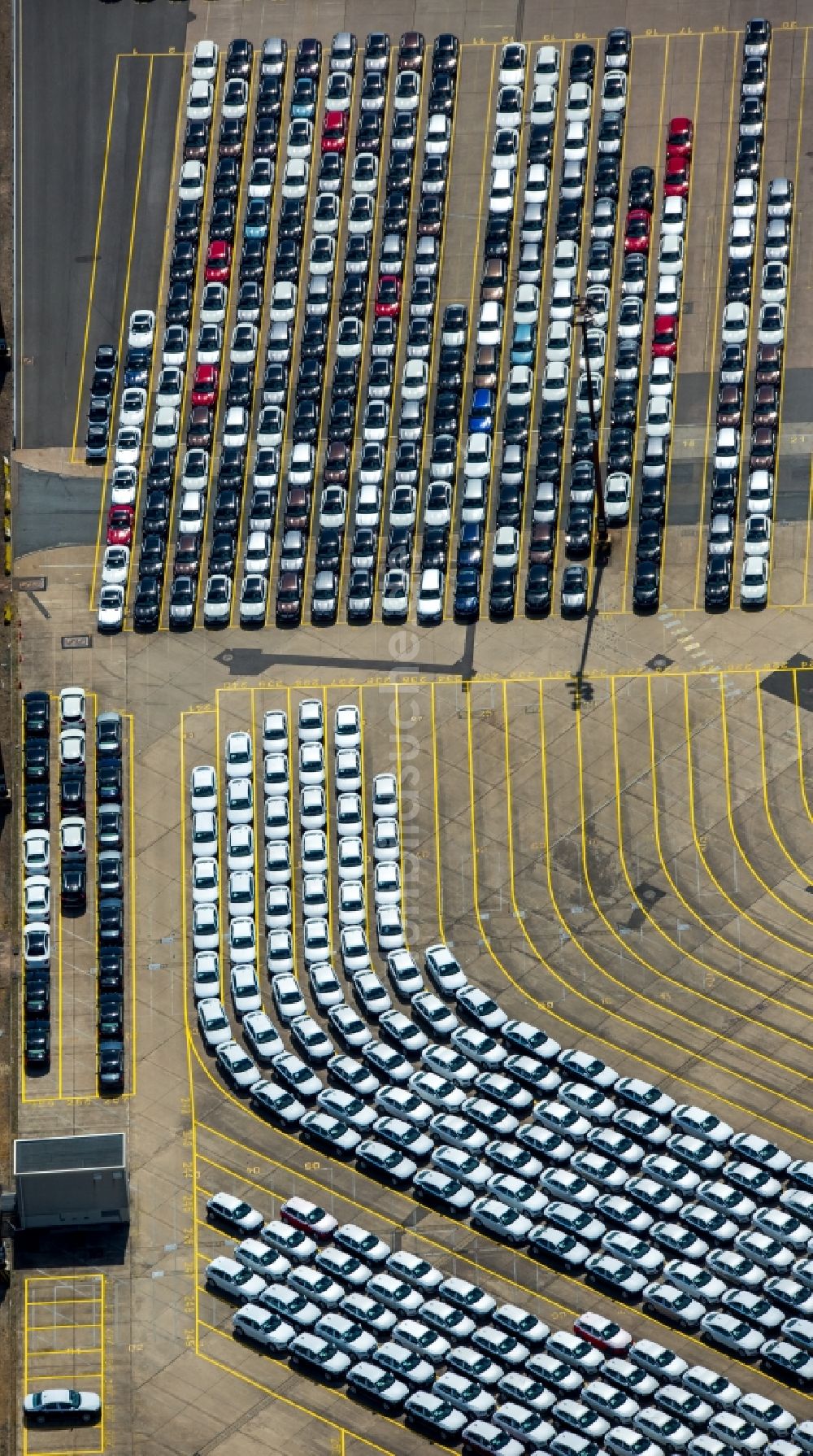 Luftaufnahme Hamburg - Parkplatz und Abstellfläche für Automobile des BLG Autoterminals Hamburg GmbH & Co. in Hamburg