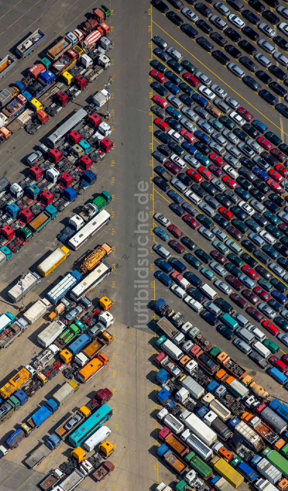 Luftbild Hamburg - Parkplatz und Abstellfläche für Automobile des BLG Autoterminals Hamburg GmbH & Co. in Hamburg