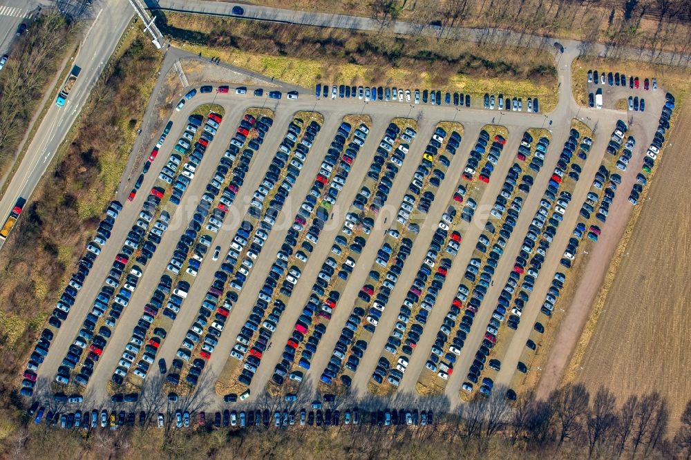 Luftbild Bottrop - Parkplatz und Abstellfläche für Automobile in Bottrop im Bundesland Nordrhein-Westfalen