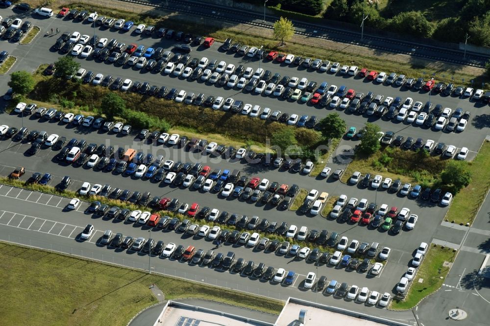 Luftaufnahme Braunschweig - Parkplatz und Abstellfläche für Automobile in Braunschweig im Bundesland Niedersachsen