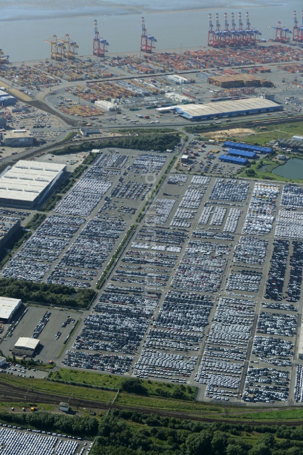 Bremerhaven aus der Vogelperspektive: Parkplatz und Abstellfläche für Automobile in Bremerhaven im Bundesland Bremen