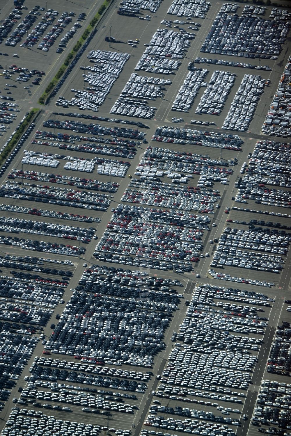 Luftbild Bremerhaven - Parkplatz und Abstellfläche für Automobile in Bremerhaven im Bundesland Bremen