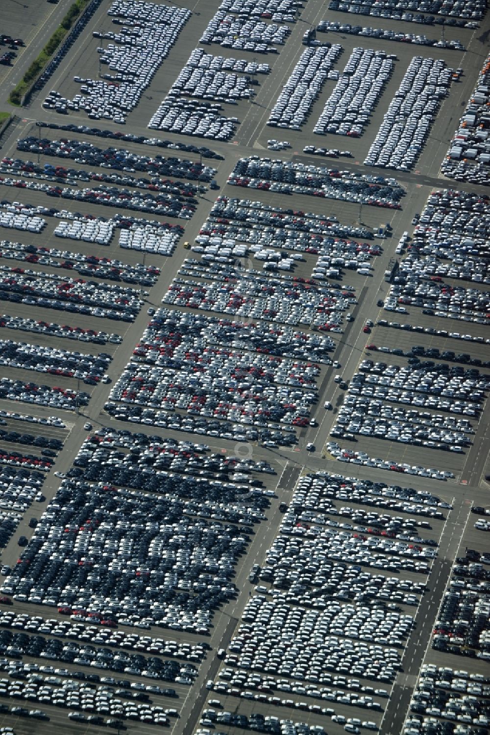 Luftaufnahme Bremerhaven - Parkplatz und Abstellfläche für Automobile in Bremerhaven im Bundesland Bremen