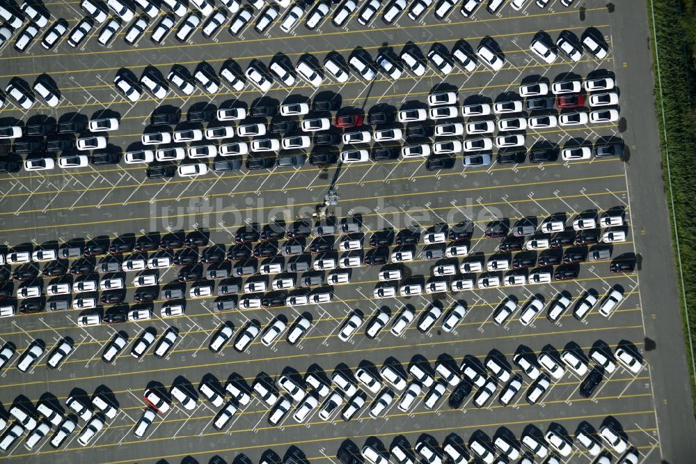 Bremerhaven aus der Vogelperspektive: Parkplatz und Abstellfläche für Automobile in Bremerhaven im Bundesland Bremen