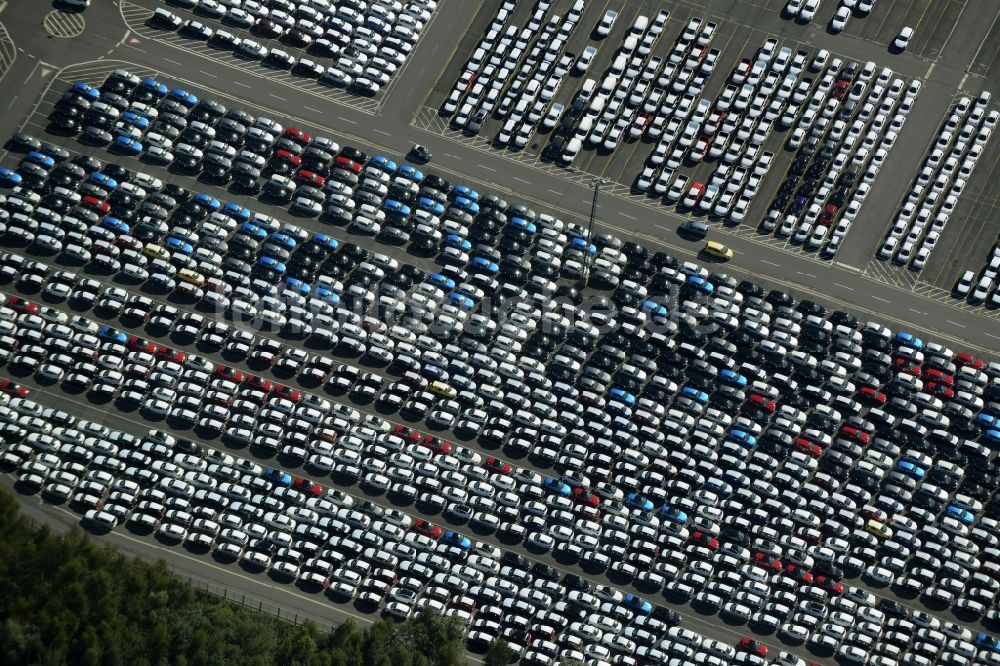 Luftaufnahme Bremerhaven - Parkplatz und Abstellfläche für Automobile in Bremerhaven im Bundesland Bremen