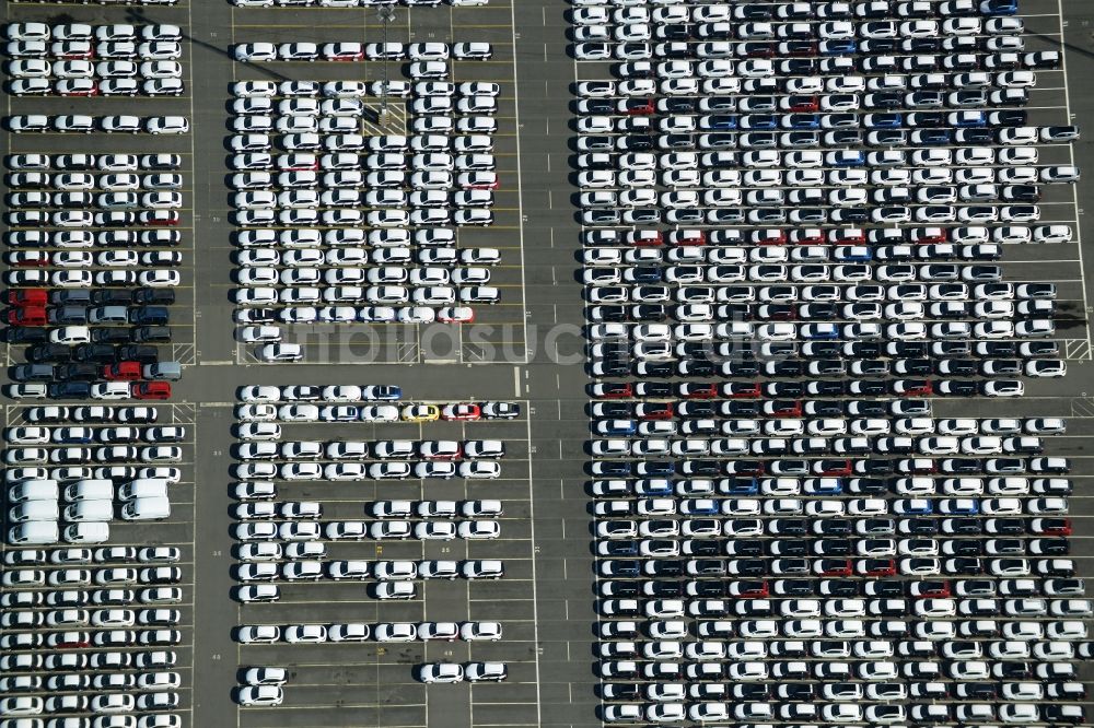 Luftbild Bremerhaven - Parkplatz und Abstellfläche für Automobile in Bremerhaven im Bundesland Bremen