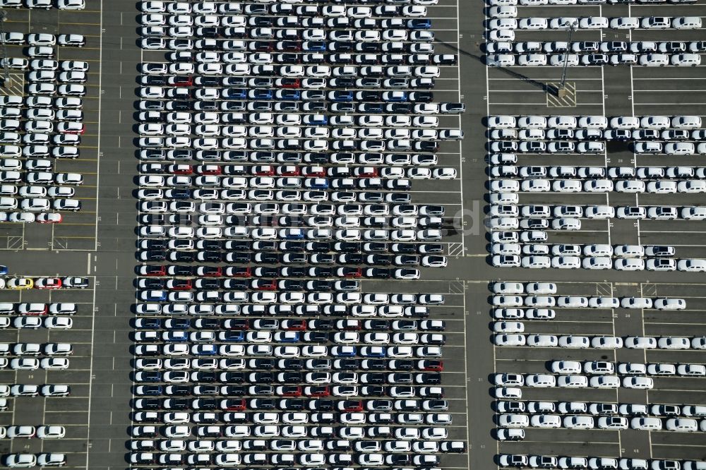 Luftaufnahme Bremerhaven - Parkplatz und Abstellfläche für Automobile in Bremerhaven im Bundesland Bremen