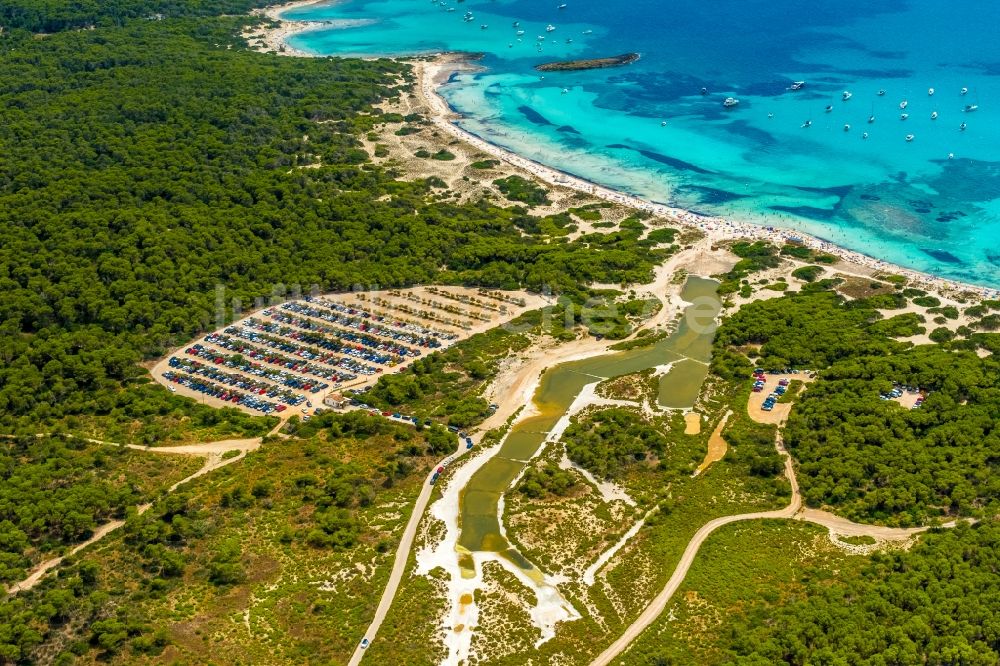 Campos von oben - Parkplatz und Abstellfläche für Automobile in Campos in Balearische Insel Mallorca, Spanien