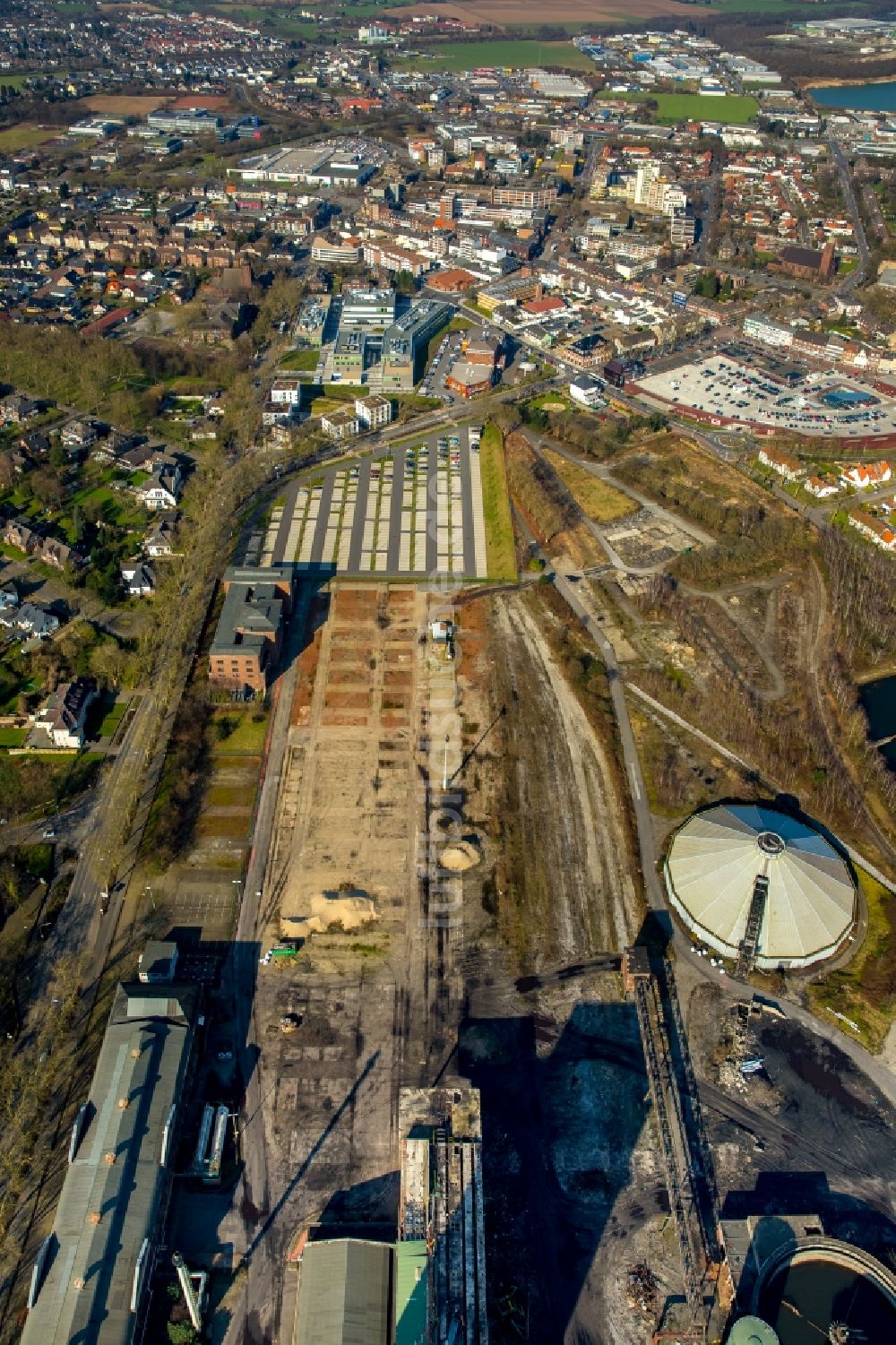 Kamp-Lintfort aus der Vogelperspektive: Parkplatz und Abstellfläche für Automobile der Deutsche West in Kamp-Lintfort im Bundesland Nordrhein-Westfalen