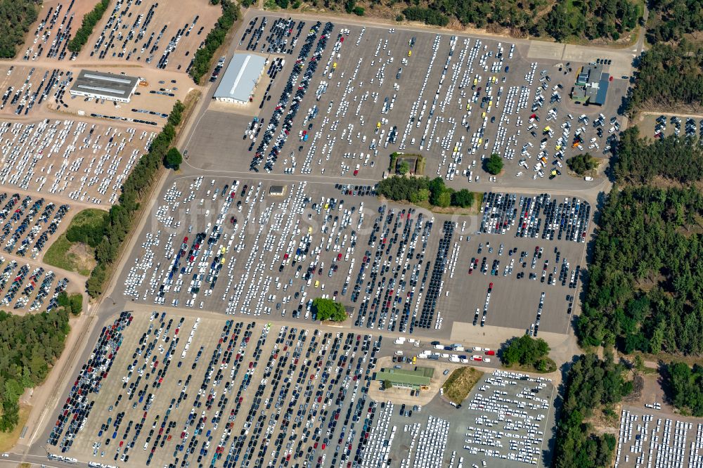 Dickel aus der Vogelperspektive: Parkplatz und Abstellfläche für Automobile in Dickel BTR Transportlogistik Gmbh im Bundesland Niedersachsen, Deutschland