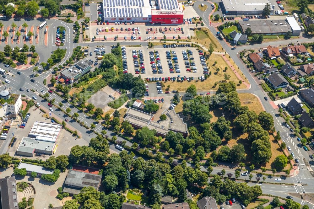 Dorsten aus der Vogelperspektive: Parkplatz und Abstellfläche für Automobile in Dorsten im Bundesland Nordrhein-Westfalen, Deutschland